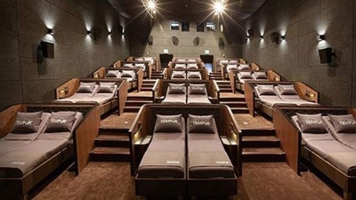 Türkiye de bir ilk! Yataklı sinema salonu açıldı